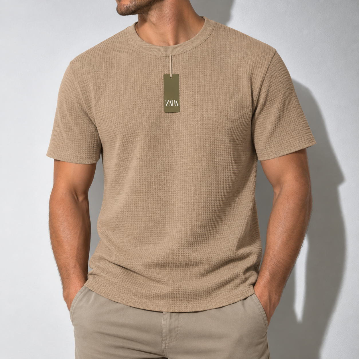 Modelo com Camiseta Waffle Bege e Tag ZARA