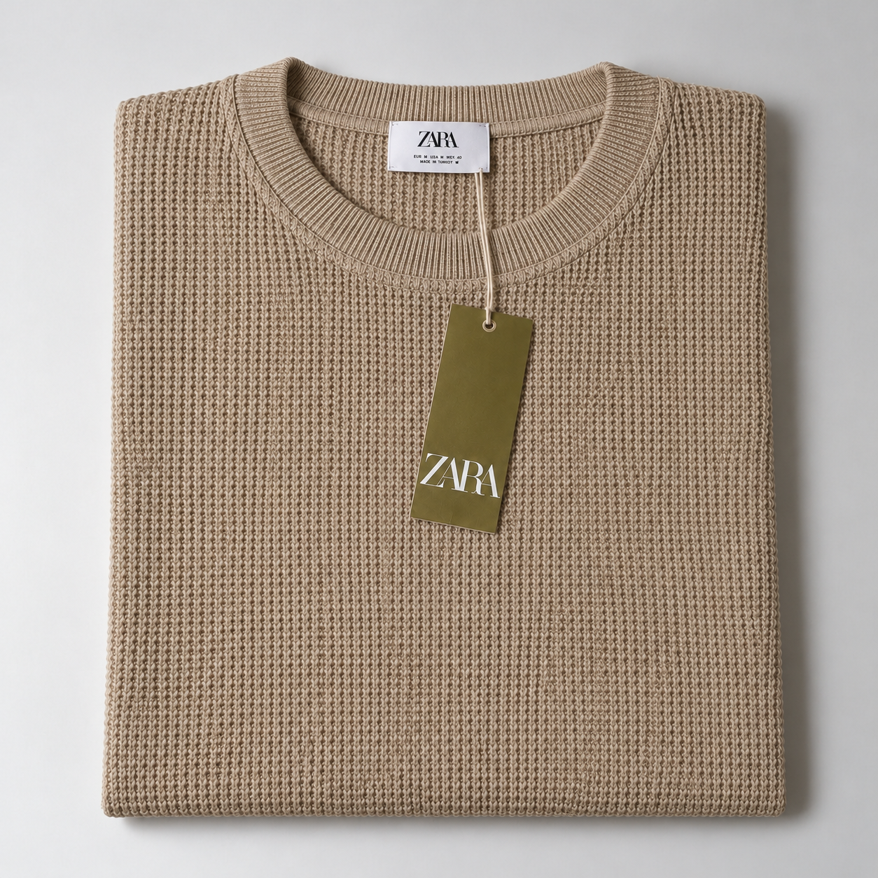 Suéter Zara bege com etiqueta em destaque